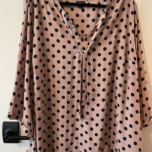 EUC Torrid Size 5 Mauve/Blush PolkaDot Blouse Tie Neck